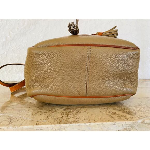 Rare Vtg Dooney and Bourke taupe AWL leather pebble bucket, duffle shoulder bag - Picture 6 of 9